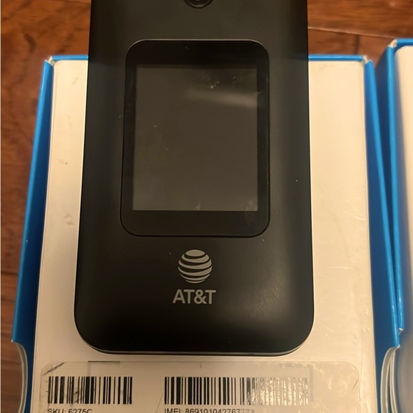 2 Flip Phone Bundle - Picture 2 of 2